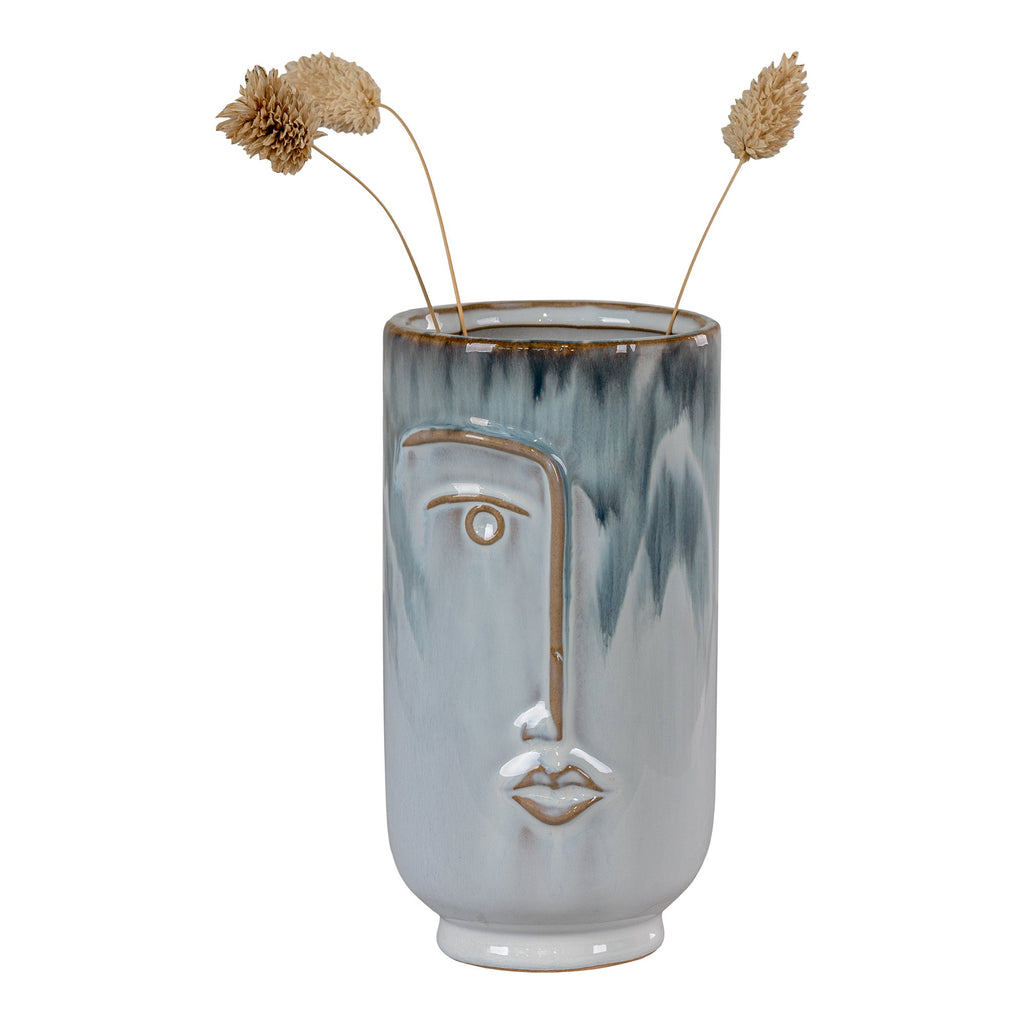 Vase porcelaine bleu émaillé réactif visage relief avec fleurs séchées fond blanc