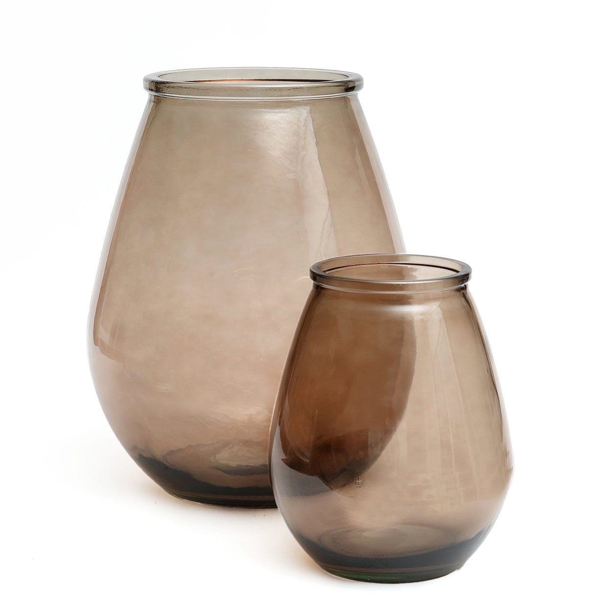 Vase Qiezi en verre recyclé beige fumé 23 cm en situation