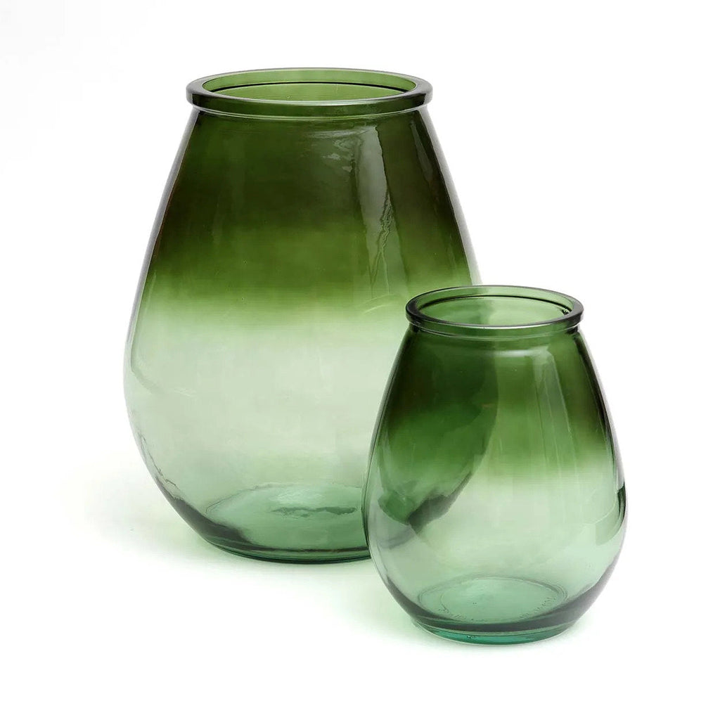 Vase Qiezi en verre recyclé vert 35 cm en situation