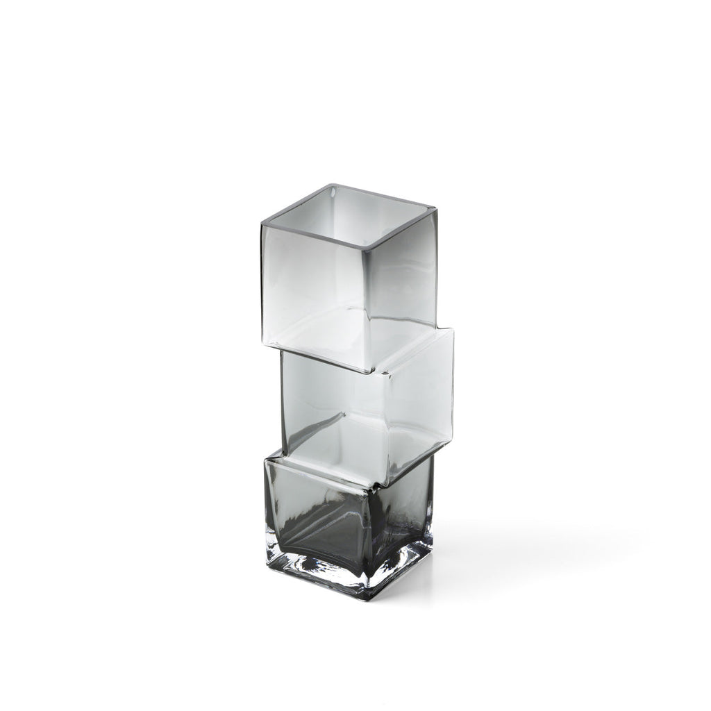 Vase Rummikub en verre recyclé gris fumé 27 cm en situation