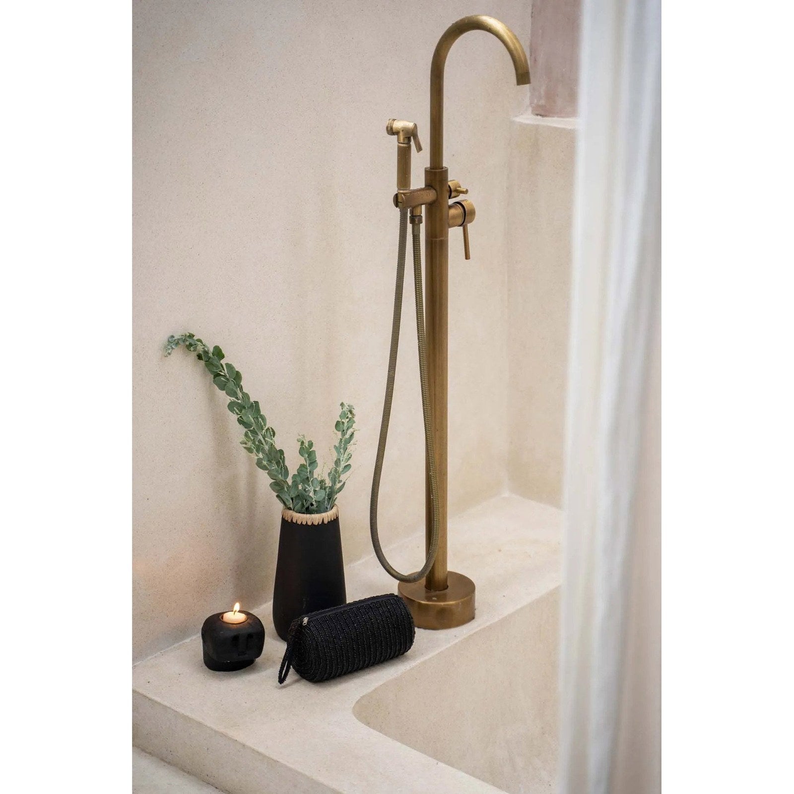 Vase Sneaky en terre cuite noire et raphia 22 cm en situation