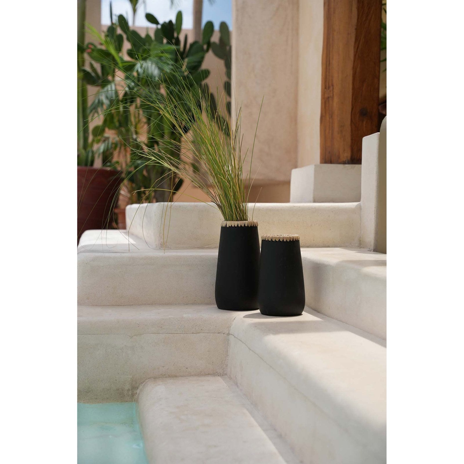Vase Sneaky en terre cuite noire et raphia 22 cm, vue 4