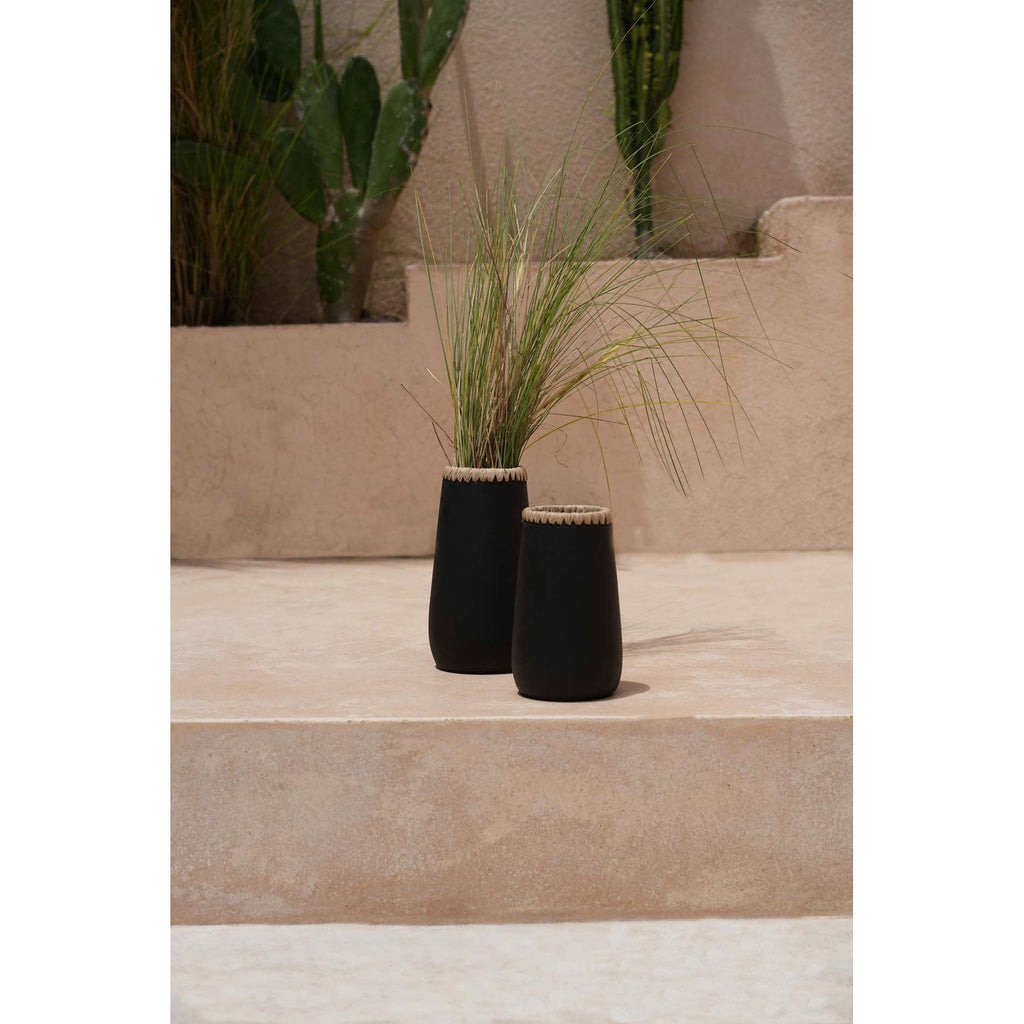 Vase Sneaky en terre cuite noire et raphia 22 cm, vue 5