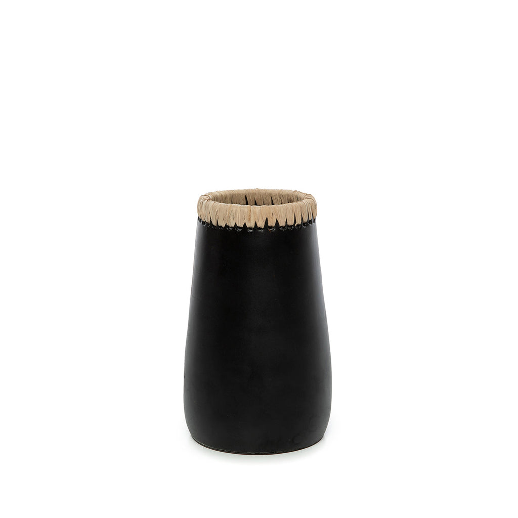 Vase Sneaky en terre cuite noire et raphia 22 cm