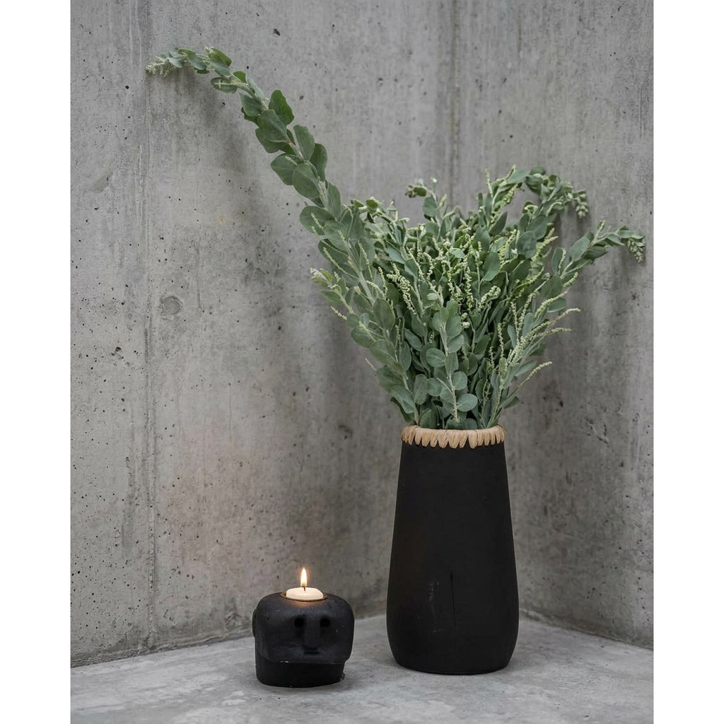 Vase Sneaky en terre cuite noire et raphia 26 cm en situation
