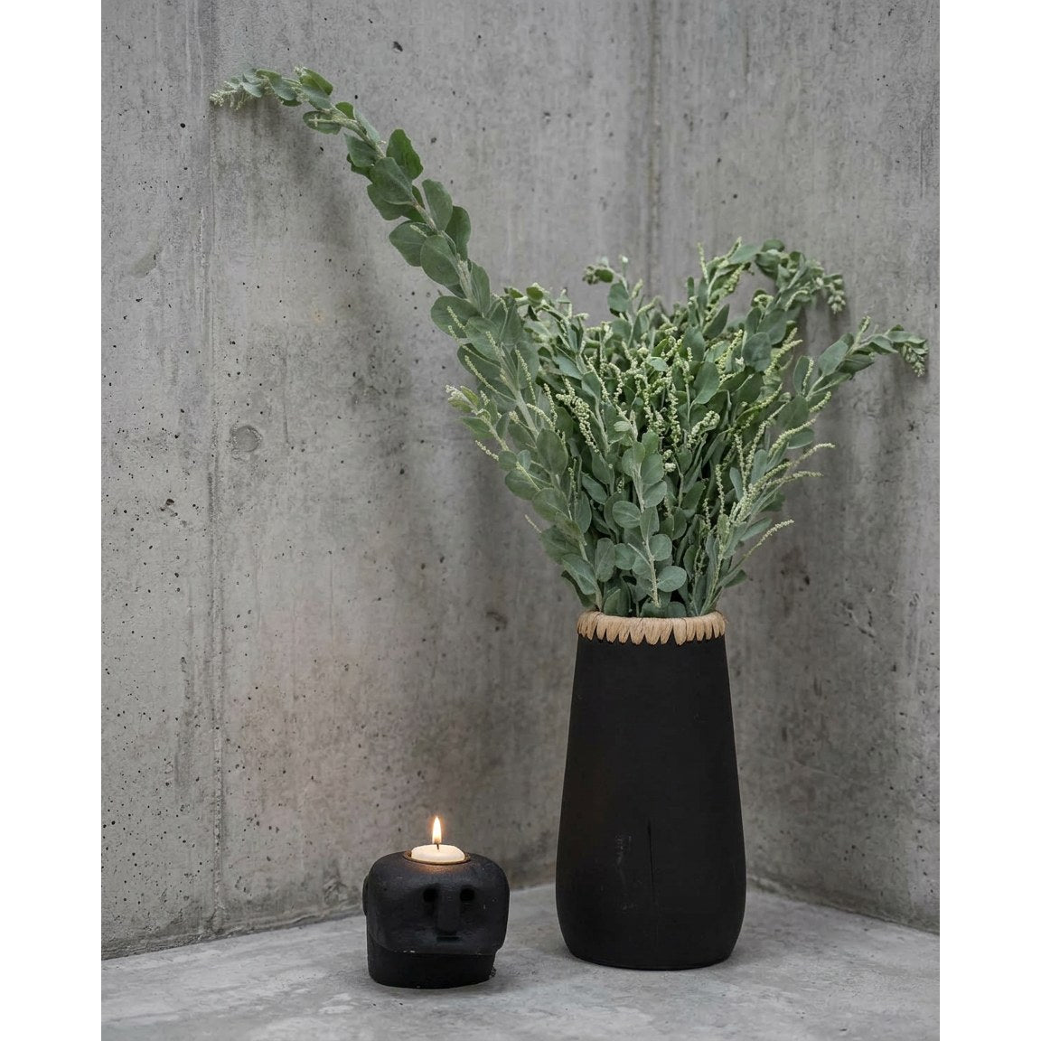 Vase Sneaky en terre cuite noire et raphia 26 cm en situation