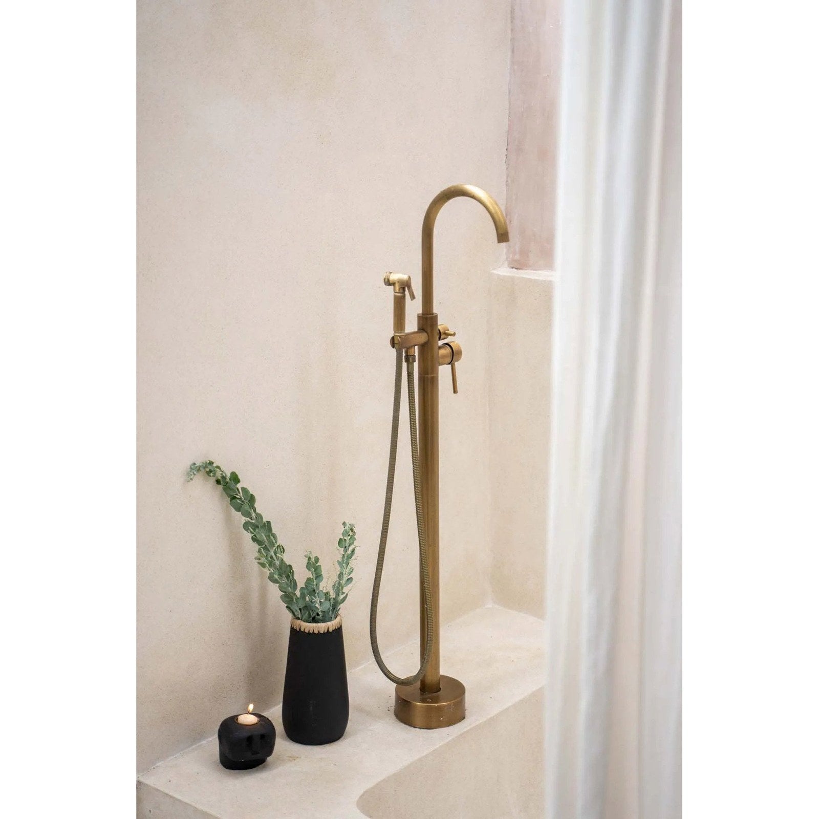 Vase Sneaky en terre cuite noire et raphia 26 cm, vue 3