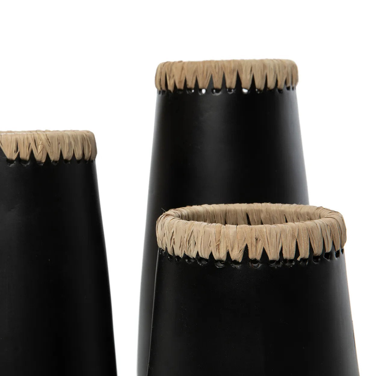 Vase Sneaky en terre cuite noire et raphia 26 cm, vue 5