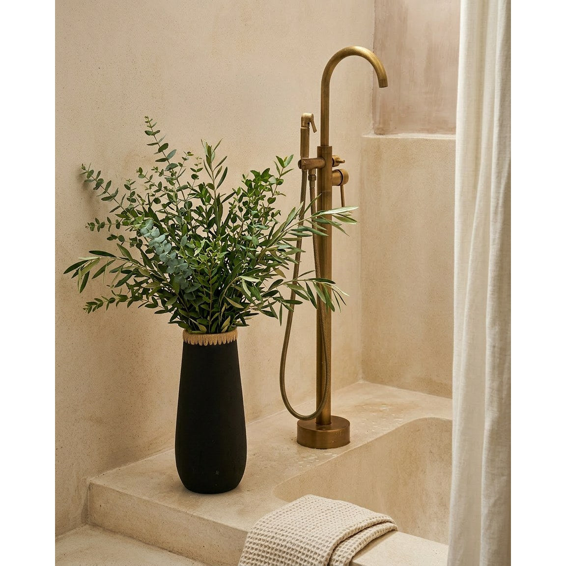 Vase Sneaky en terre cuite noire et raphia 31 cm en situation