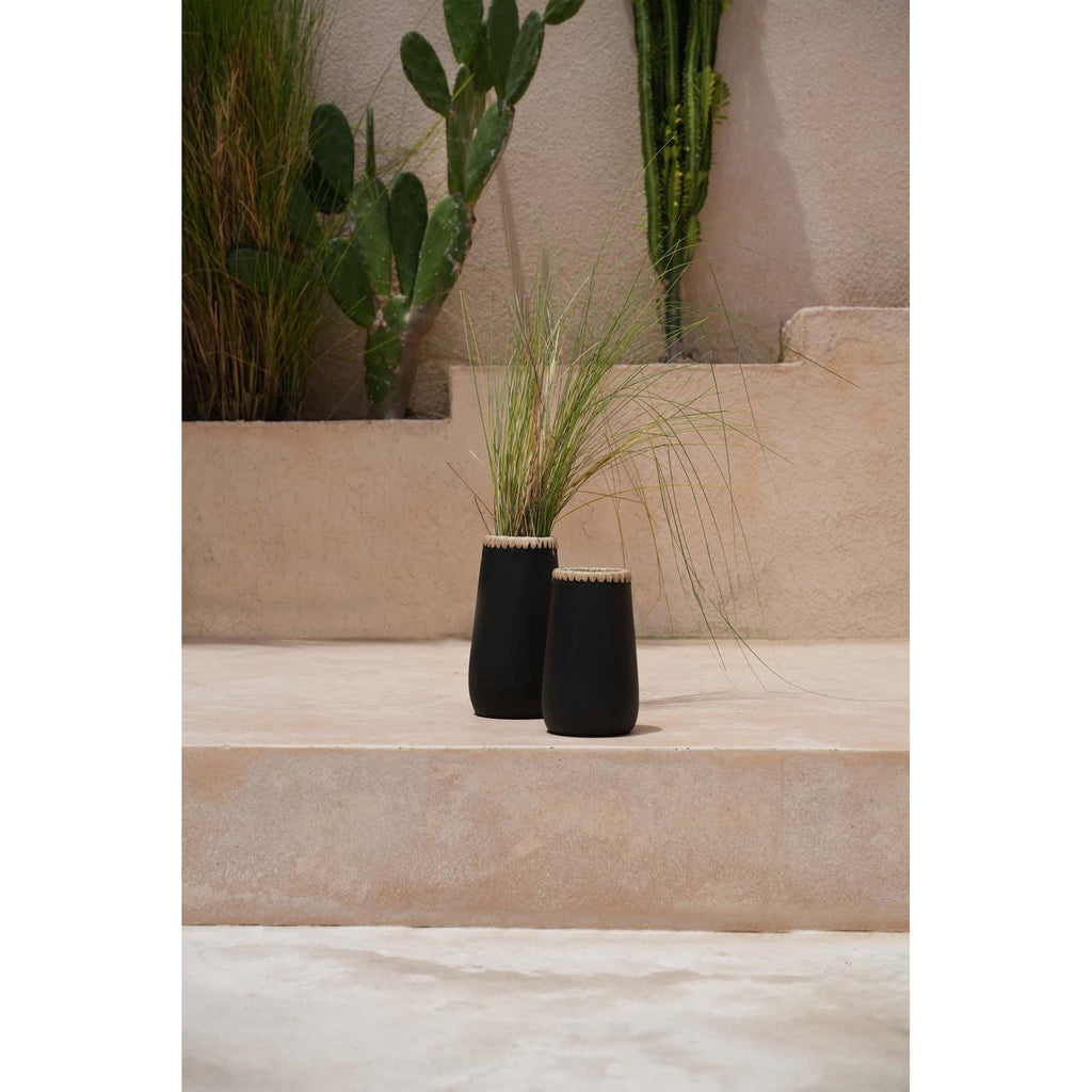 Vase Sneaky en terre cuite noire et raphia 31 cm, vue 3