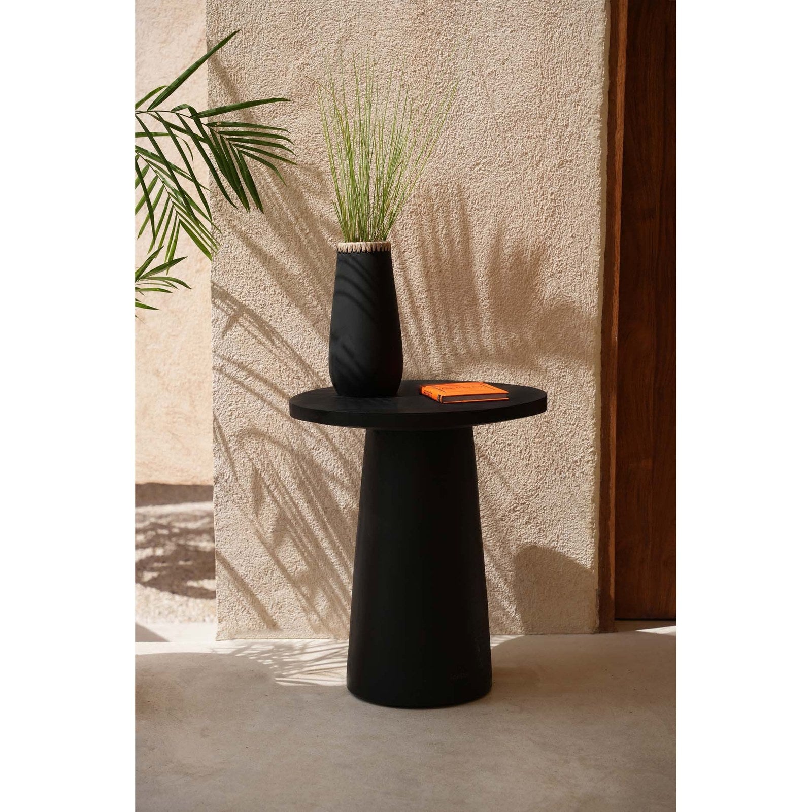 Vase Sneaky en terre cuite noire et raphia 31 cm, vue 4