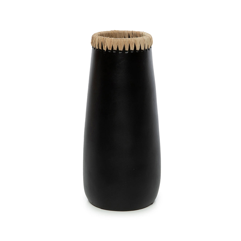 Vase Sneaky en terre cuite noire et raphia 31 cm