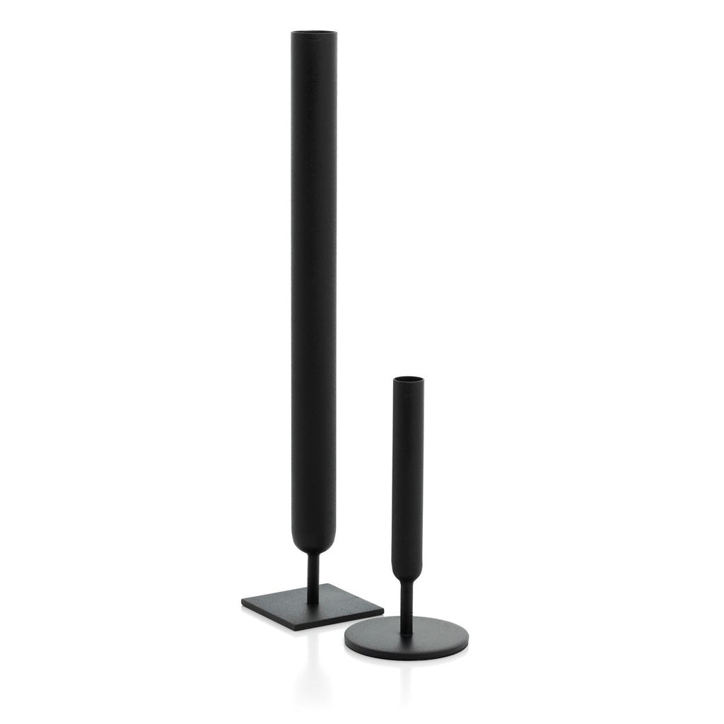 Vase soliflore Miss Slimsy en métal noir 22 cm en situation