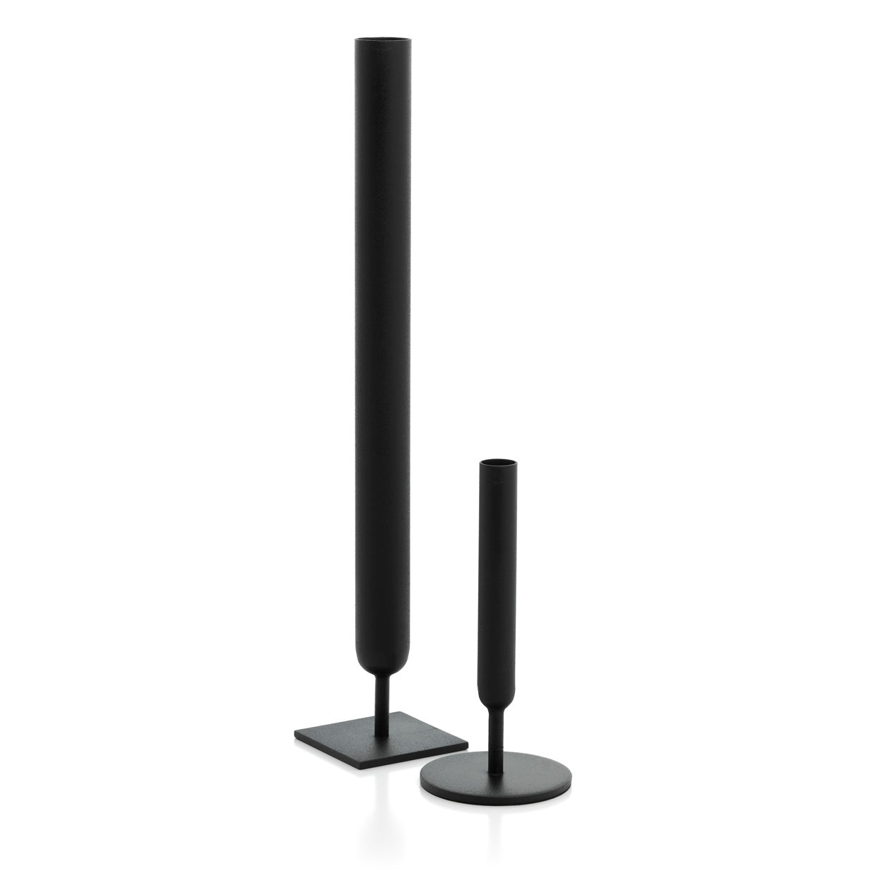 Vase soliflore Miss Slimsy en métal noir 22 cm en situation