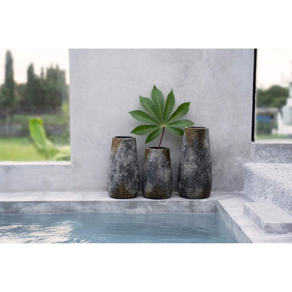 Vase Spooky en terre cuite grise 31 cm en situation