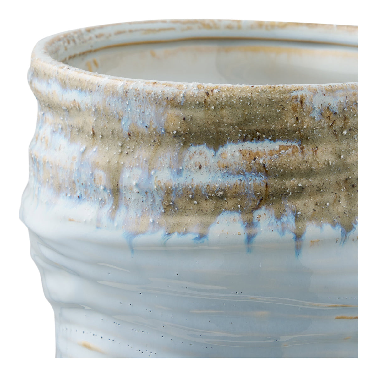 Détail du col ocre sablé et moucheté du vase où coule l'émail bleu