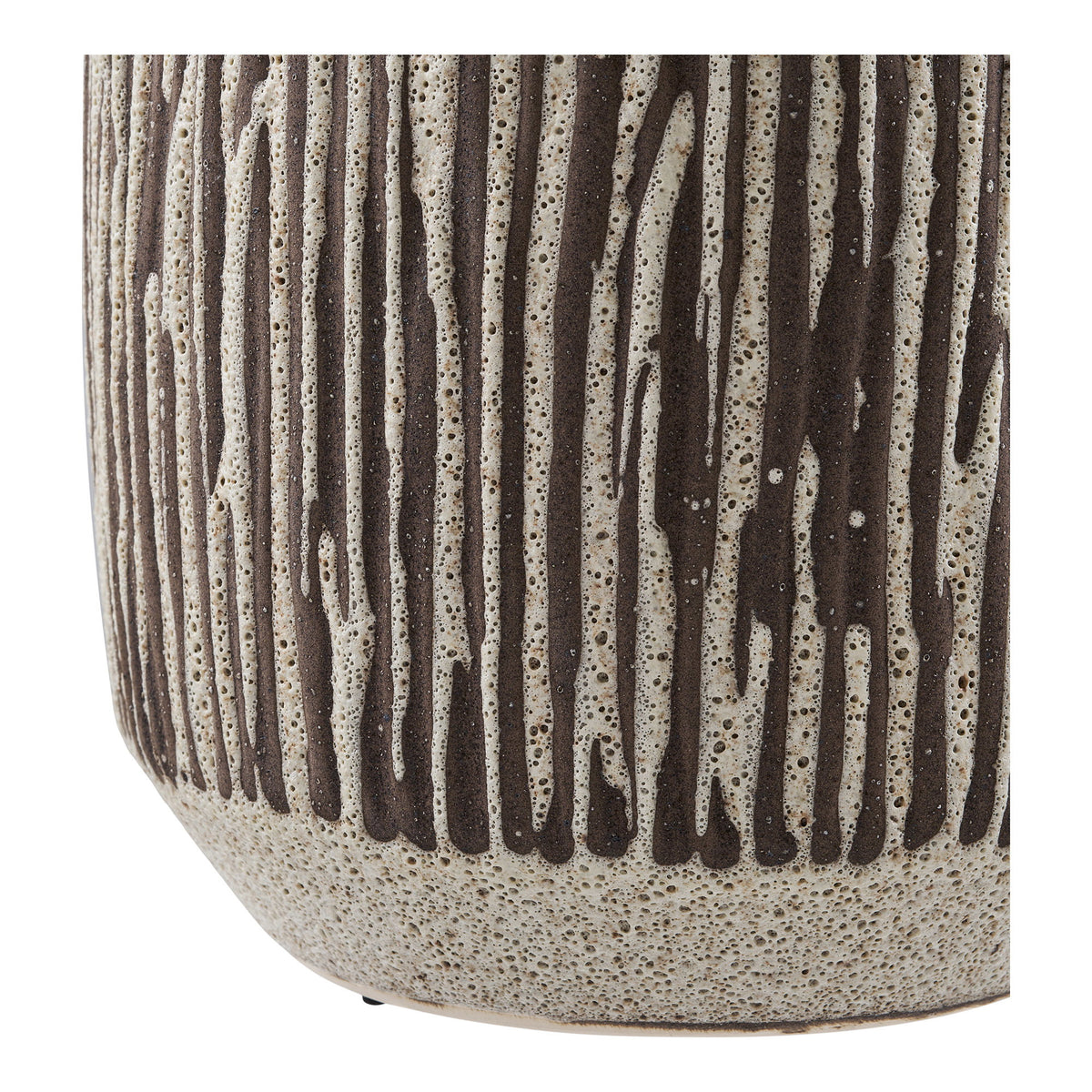 Détail de la base du vase strié brun et blanc cerclée d'une bande claire mouchetée