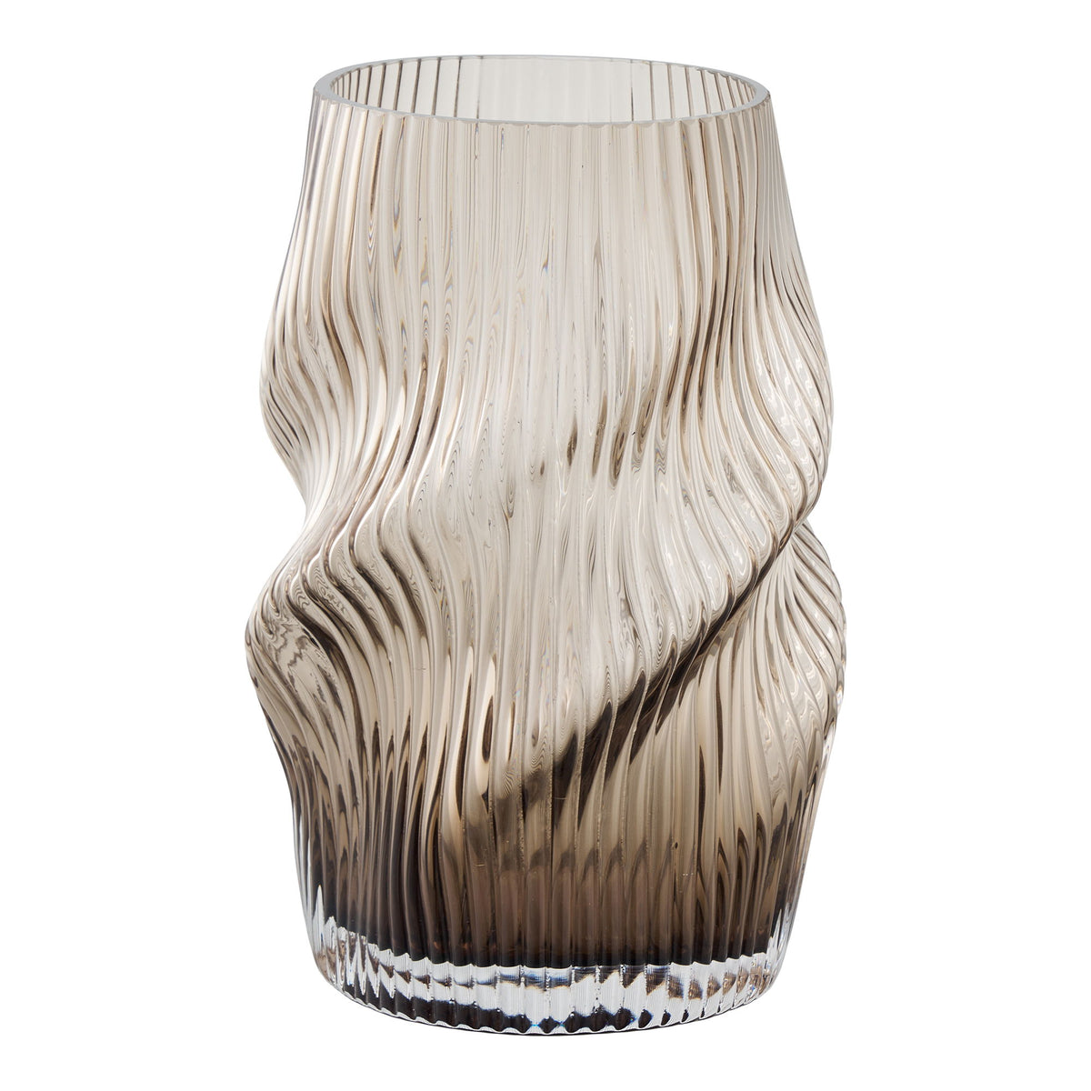 Vase strié en verre soufflé brun fumé vu de face sur fond blanc avec son corps pincé en biais et ses fines côtes qui ondulent