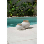 Vase Styly en terre cuite écrue et raphia 25 cm en situation