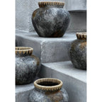 Vase Styly en terre cuite grise et raphia 22 cm en situation