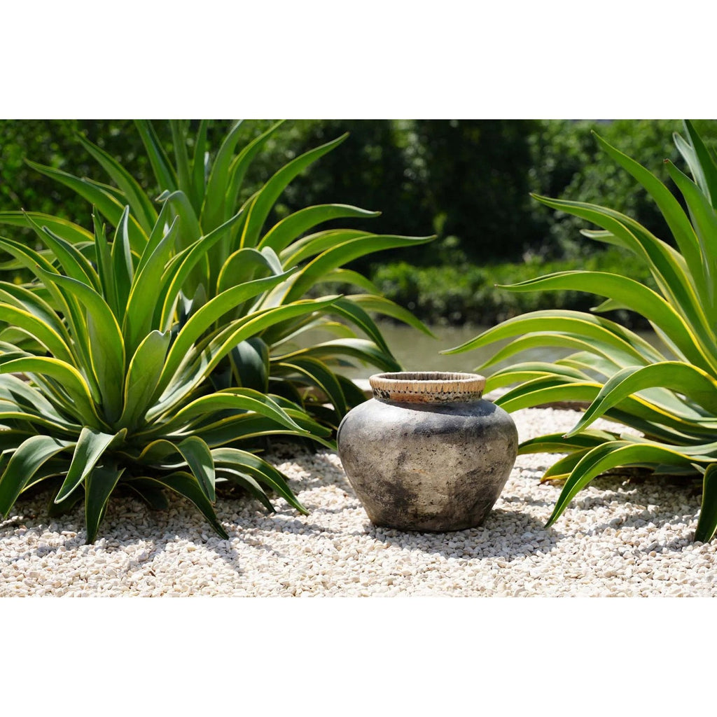 Vase Styly en terre cuite grise et raphia 29 cm en situation