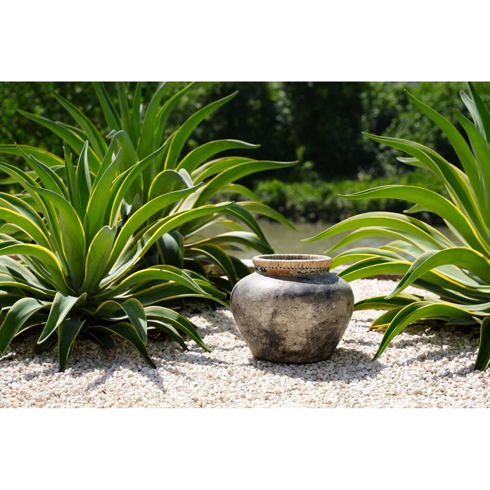 Vase Styly en terre cuite grise et raphia 29 cm en situation