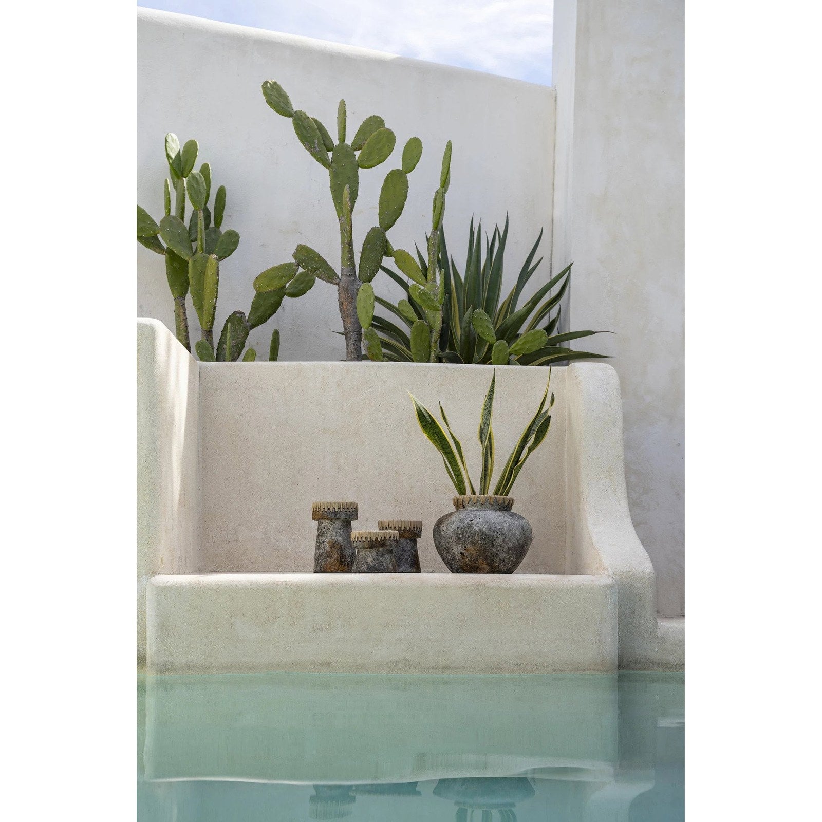 Vase Styly en terre cuite grise et raphia 33 cm en situation