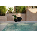 Vase Styly en terre cuite noire et raphia 25 cm en situation