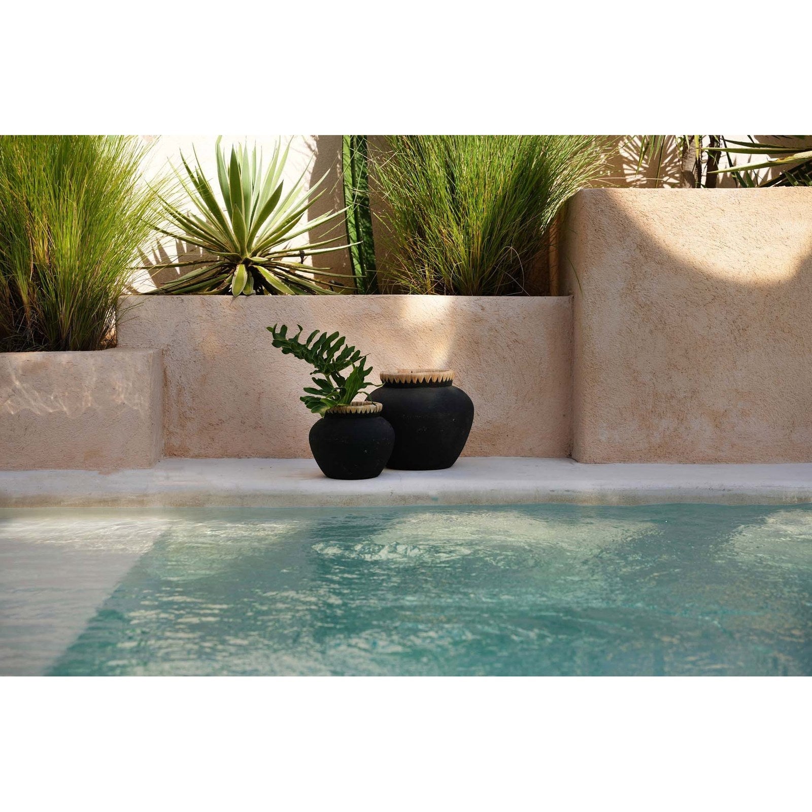 Vase Styly en terre cuite noire et raphia 25 cm en situation