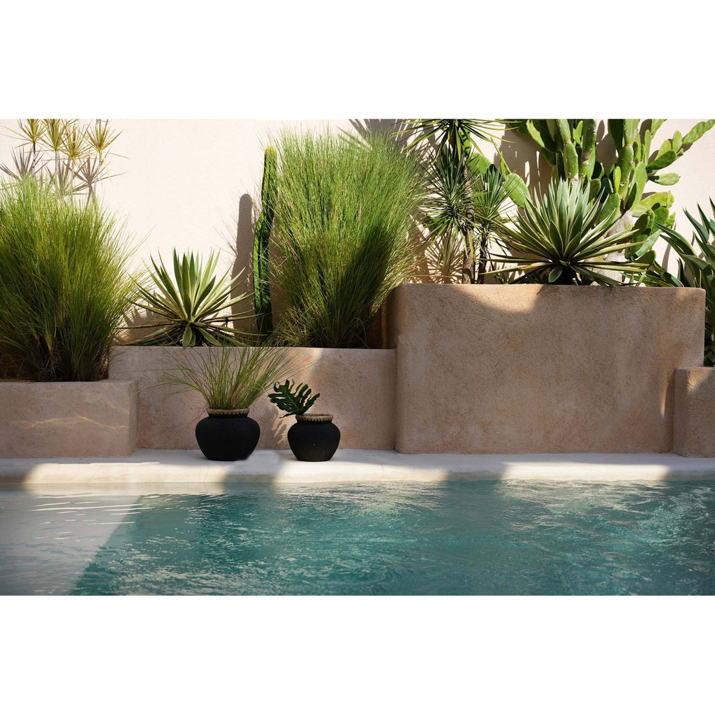 Vase Styly en terre cuite noire et raphia 29 cm en situation