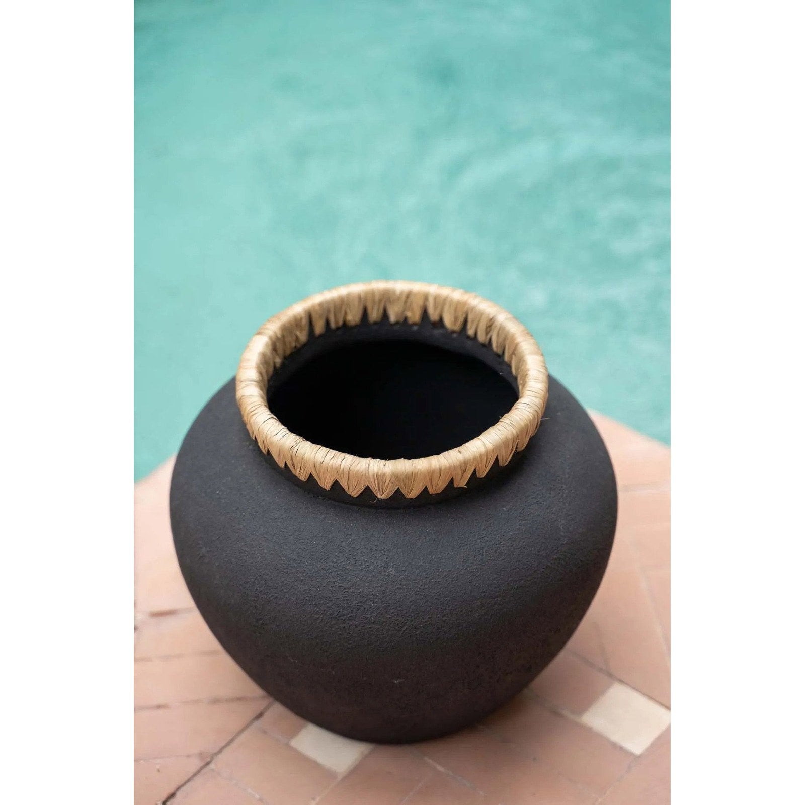 Vase Styly en terre cuite noire et raphia 29 cm, vue 3
