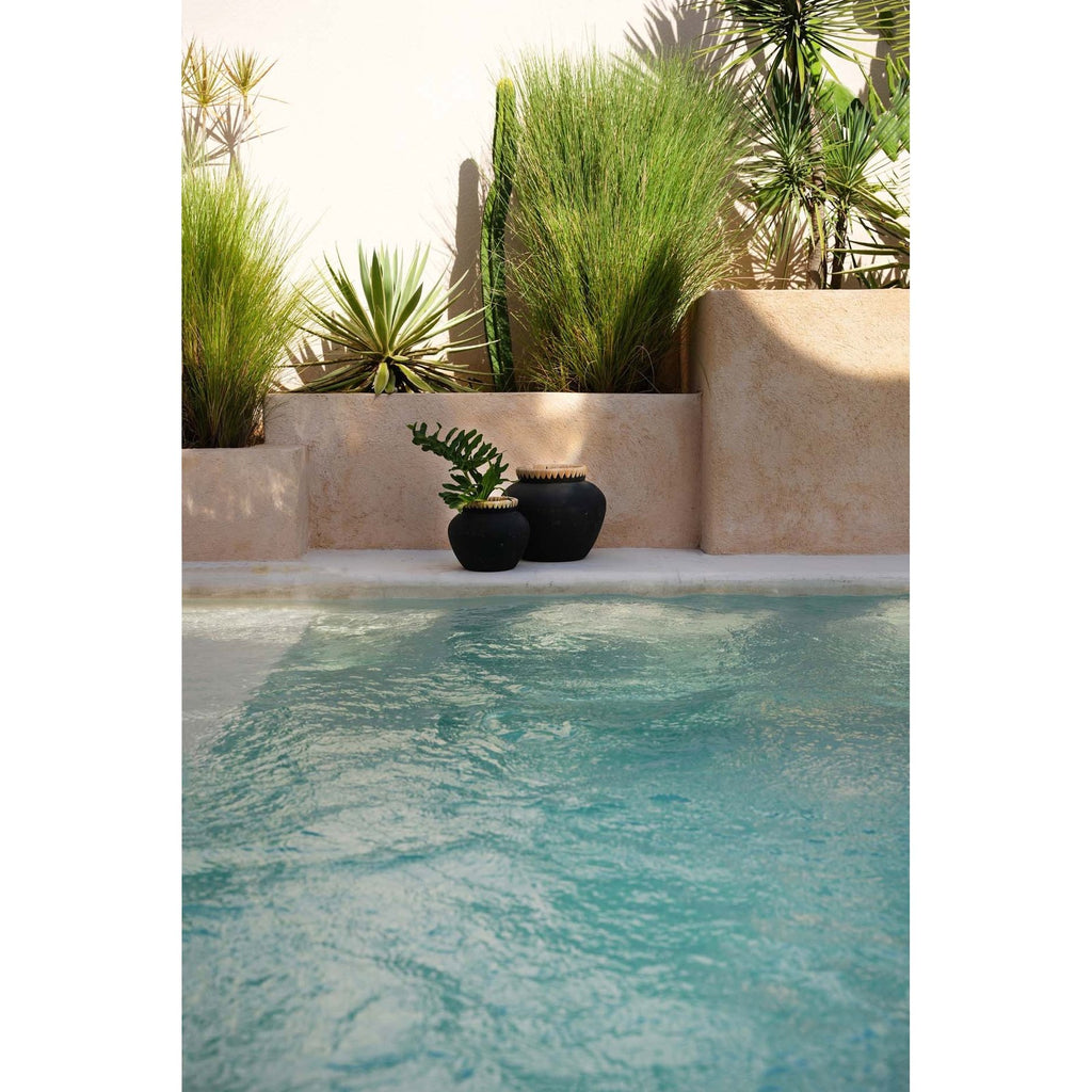 Vase Styly en terre cuite noire et raphia 33 cm en situation