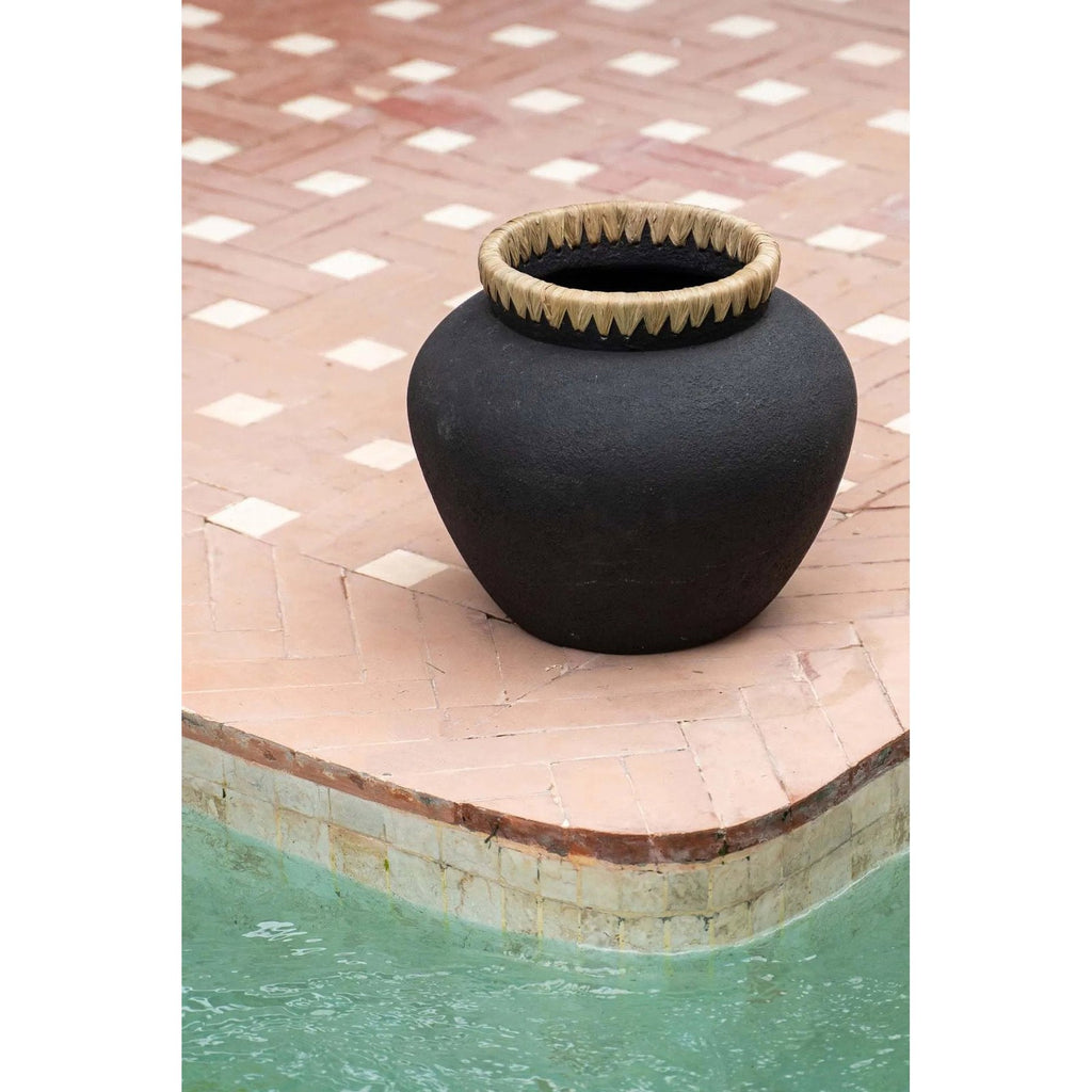 Vase Styly en terre cuite noire et raphia 33 cm, vue 3
