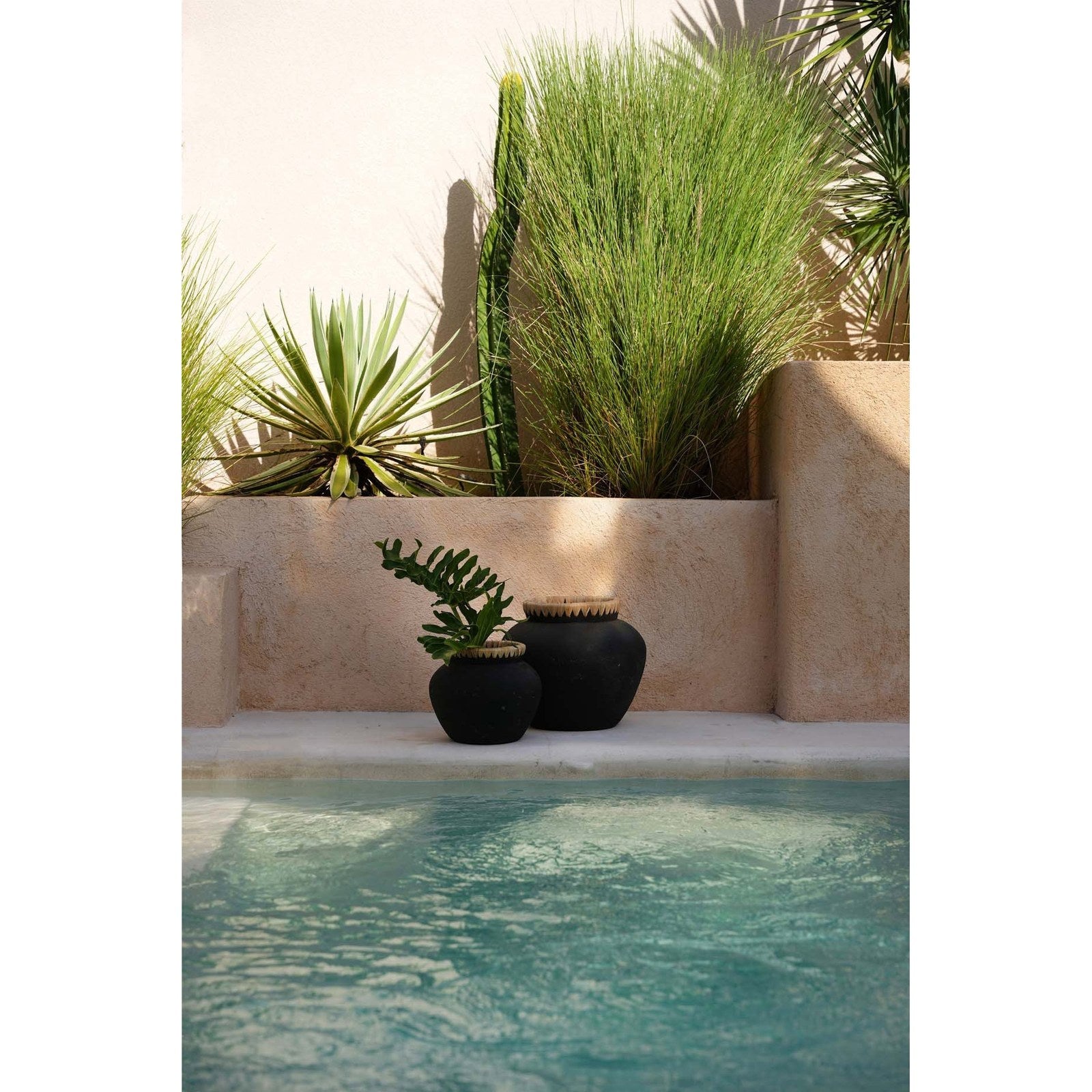 Vase Styly en terre cuite noire et raphia 33 cm, vue 4