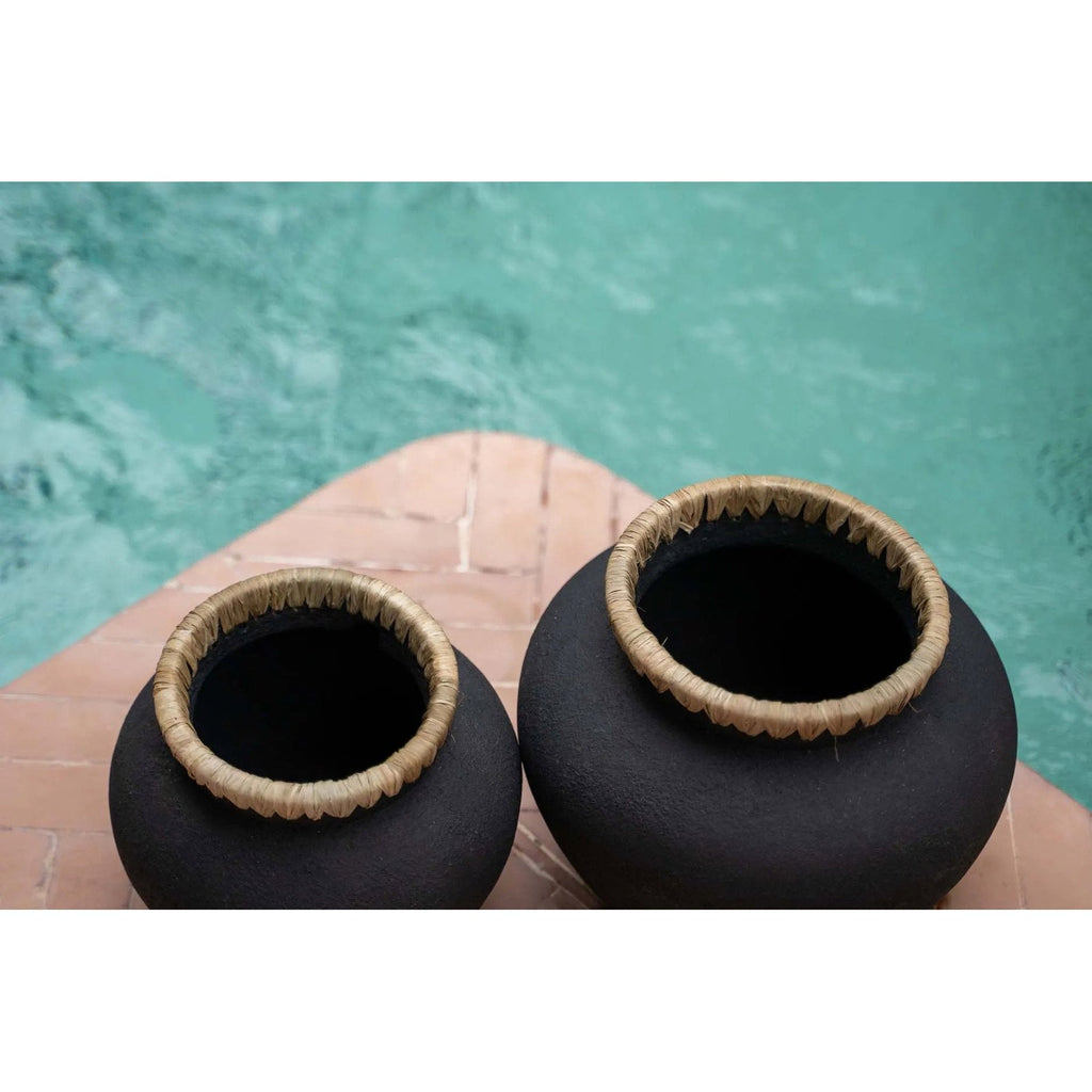 Vase Styly en terre cuite noire et raphia 33 cm, vue 5