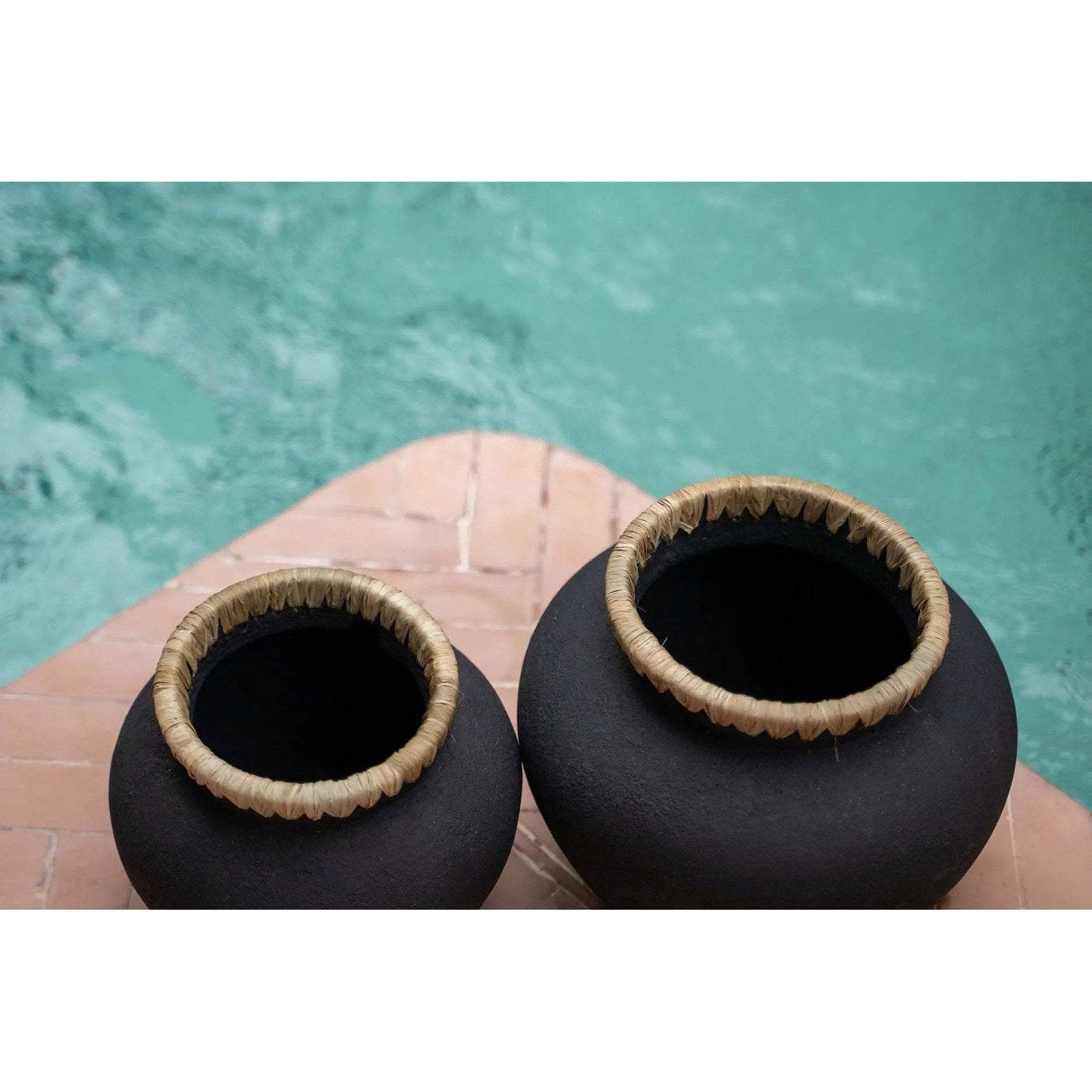 Vase Styly en terre cuite noire et raphia 33 cm, vue 5