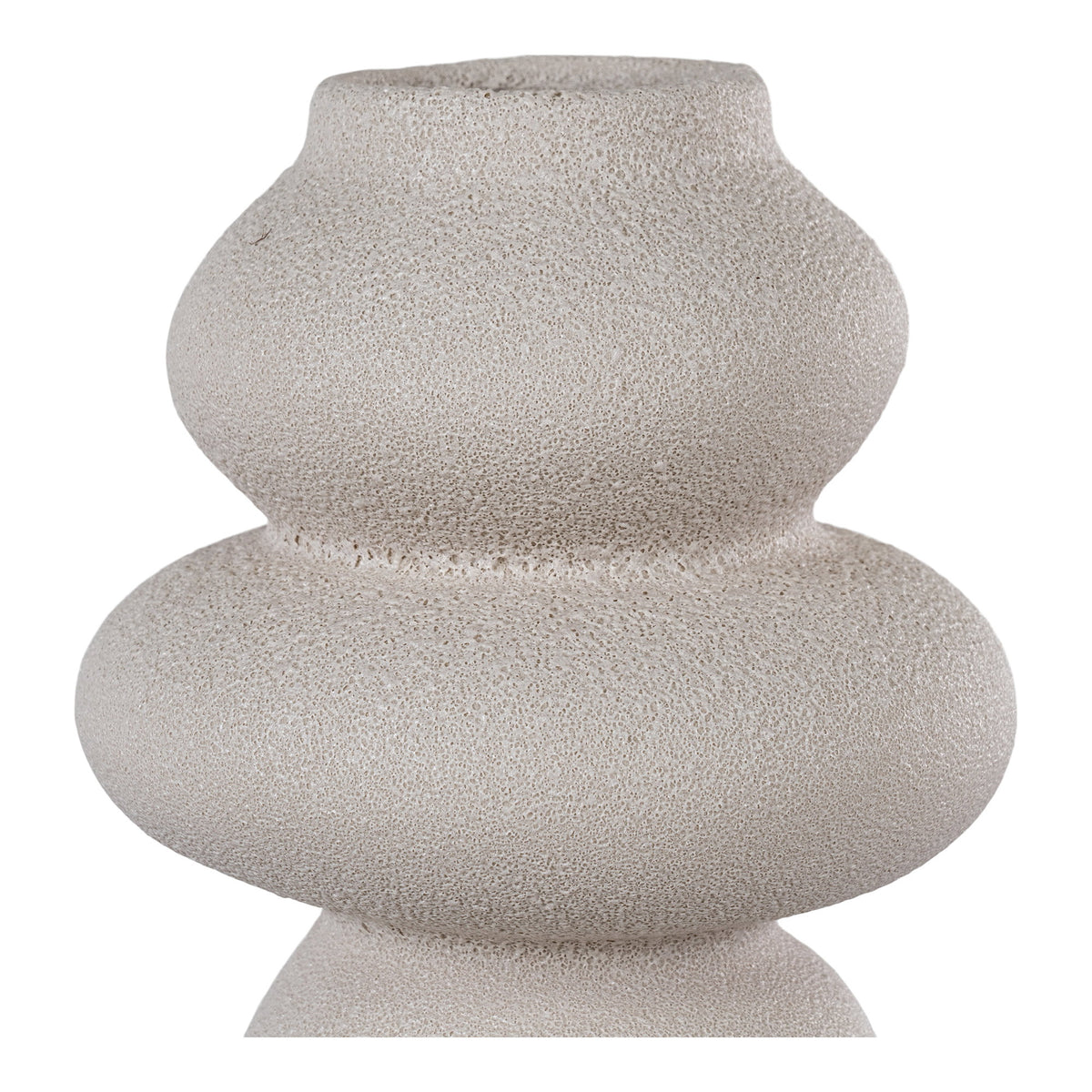 Gros plan sur le col et la surface granuleuse du vase totem en grès beige