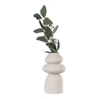 Vase totem en grès beige garni d'une branche d'eucalyptus sur fond blanc