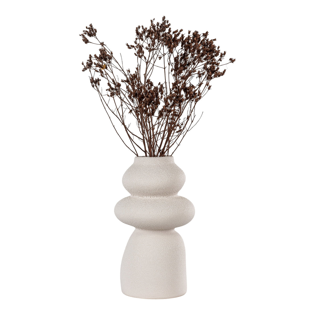 Vase totem en grès beige garni d'un bouquet de fleurs séchées brunes sur fond blanc