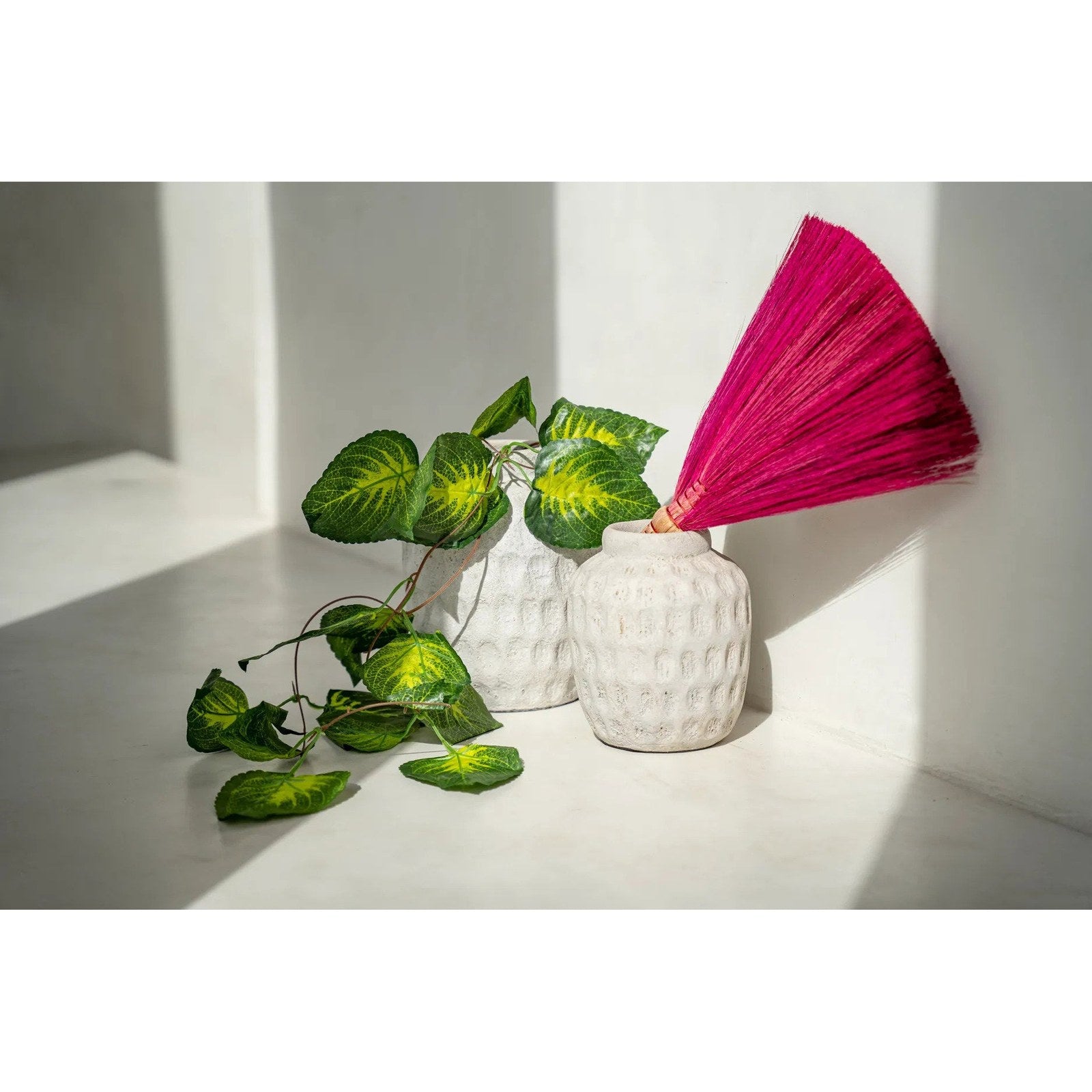 Vase Trendy en terre cuite écrue 22 cm en situation