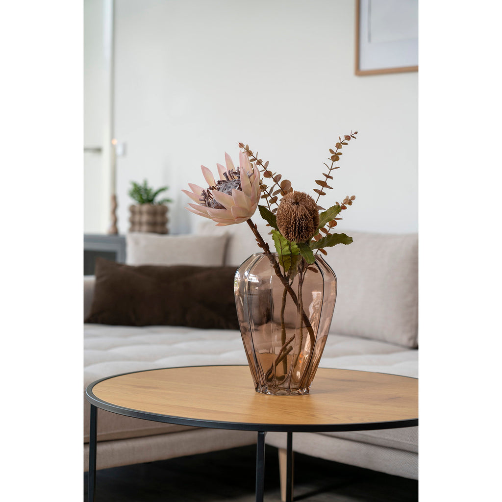 Vase verre brun côtelé sur table basse bois salon contemporain composition fleurs séchées