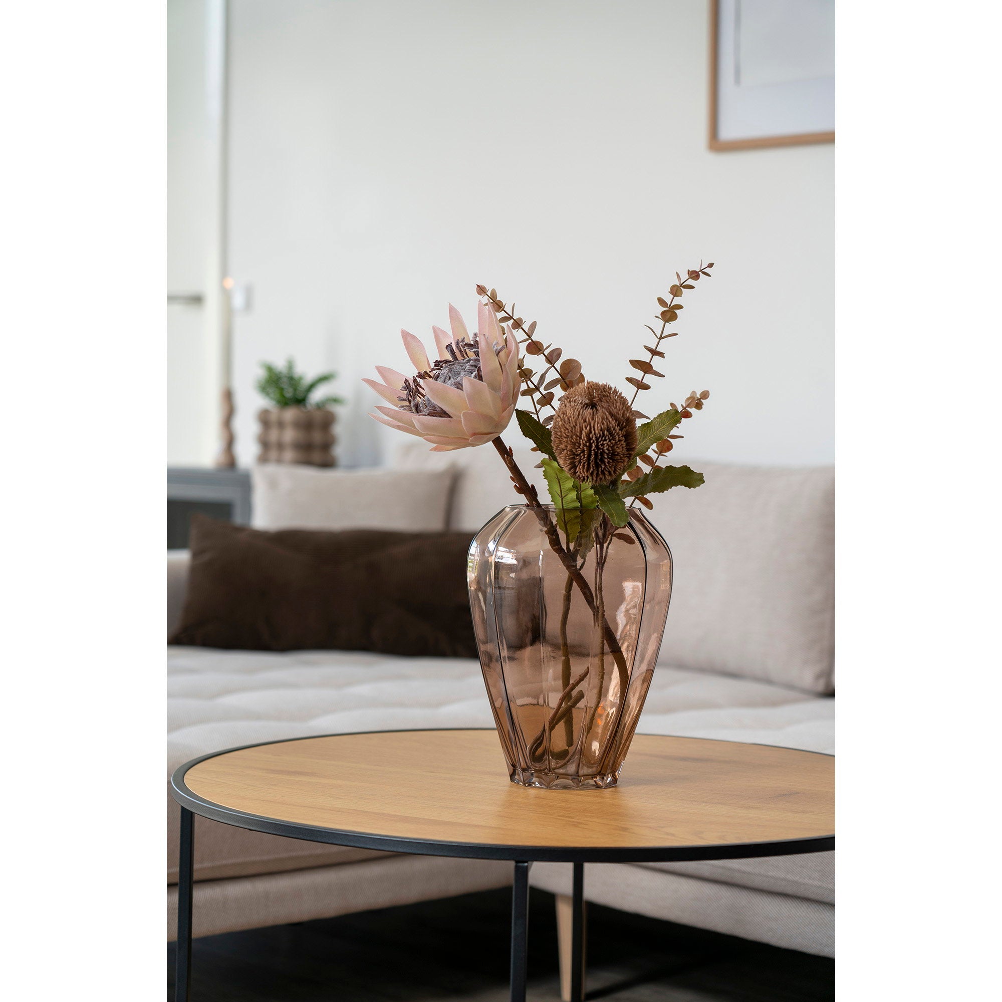 Vase verre brun côtelé sur table basse bois salon contemporain composition fleurs séchées