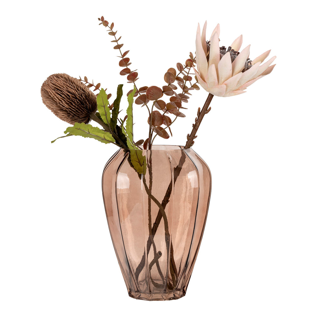 Vase verre brun ambré côtelé avec composition protéa blanc et eucalyptus fond blanc