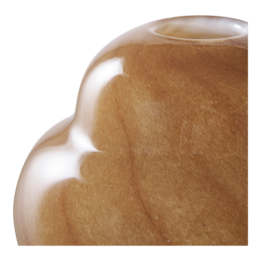 Détail surface glossy veinures internes vase verre brun doré forme organique