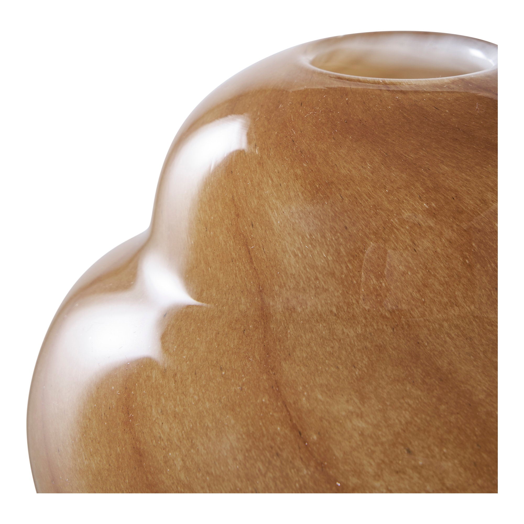 Détail surface glossy veinures internes vase verre brun doré forme organique