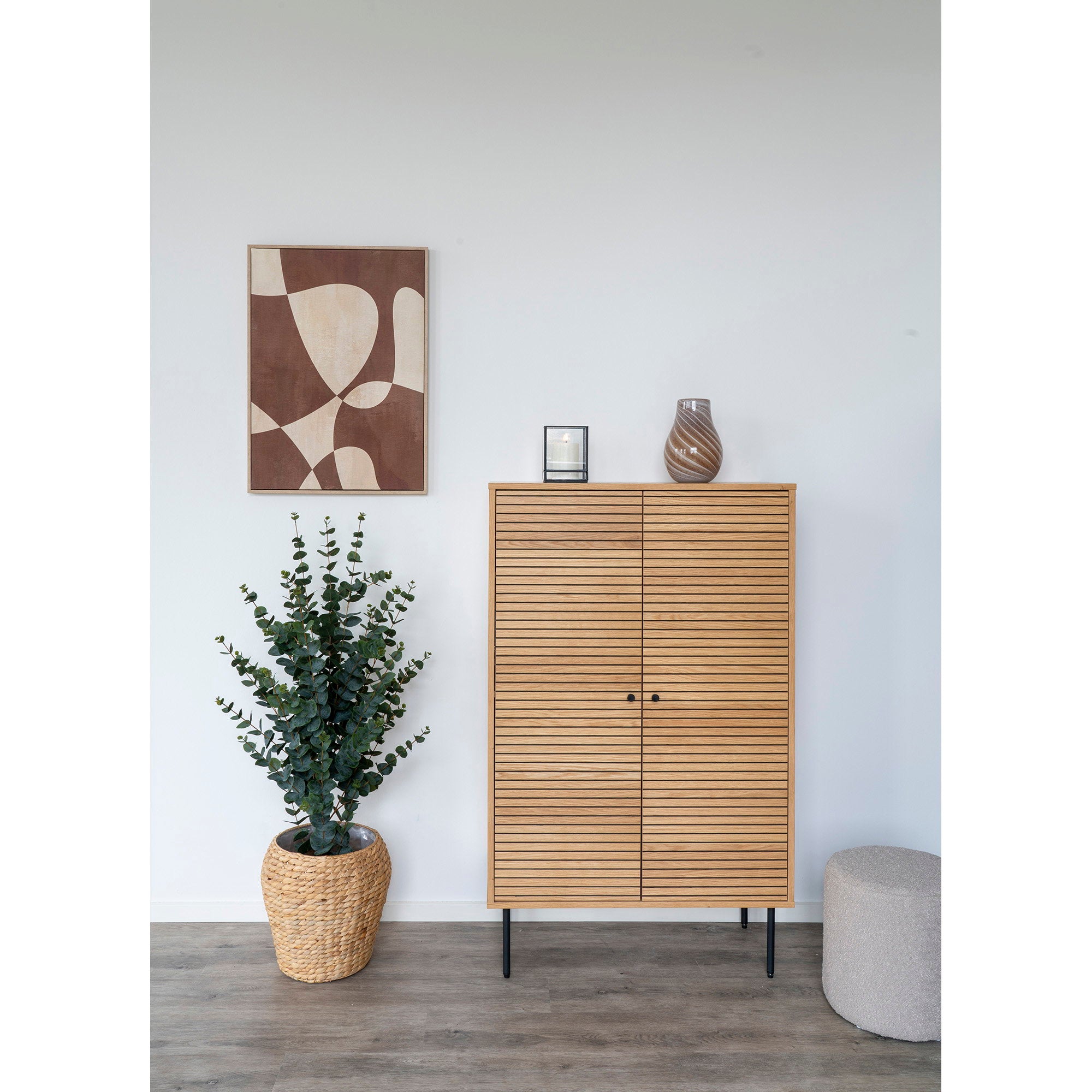 Vase verre brun spirales blanc sur dessus meuble bois clair cannelé intérieur épuré