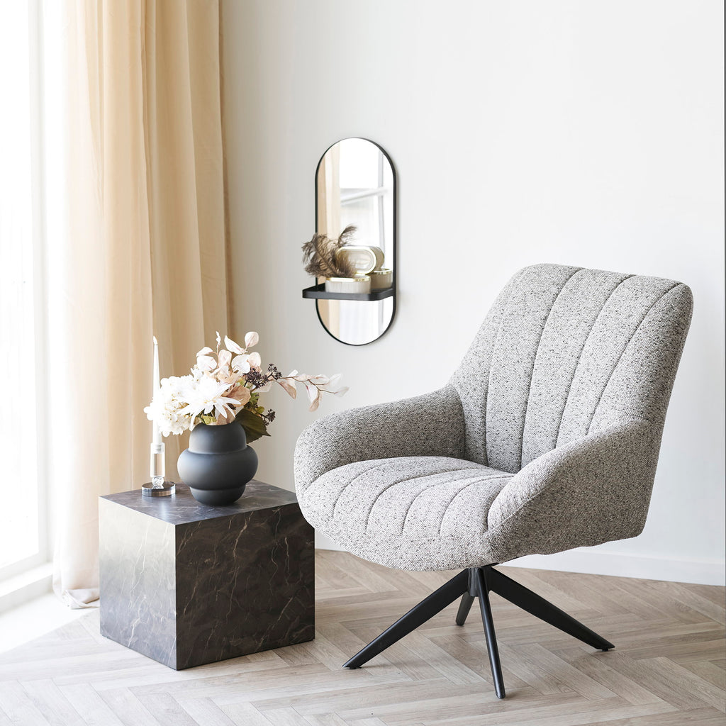 Vase verre soufflé noir mat avec bouquet table basse salon fauteuil gris