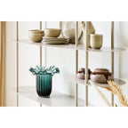 Vase verre soufflé vert pétrole col froissé posé sur étagère beige décoration intérieure