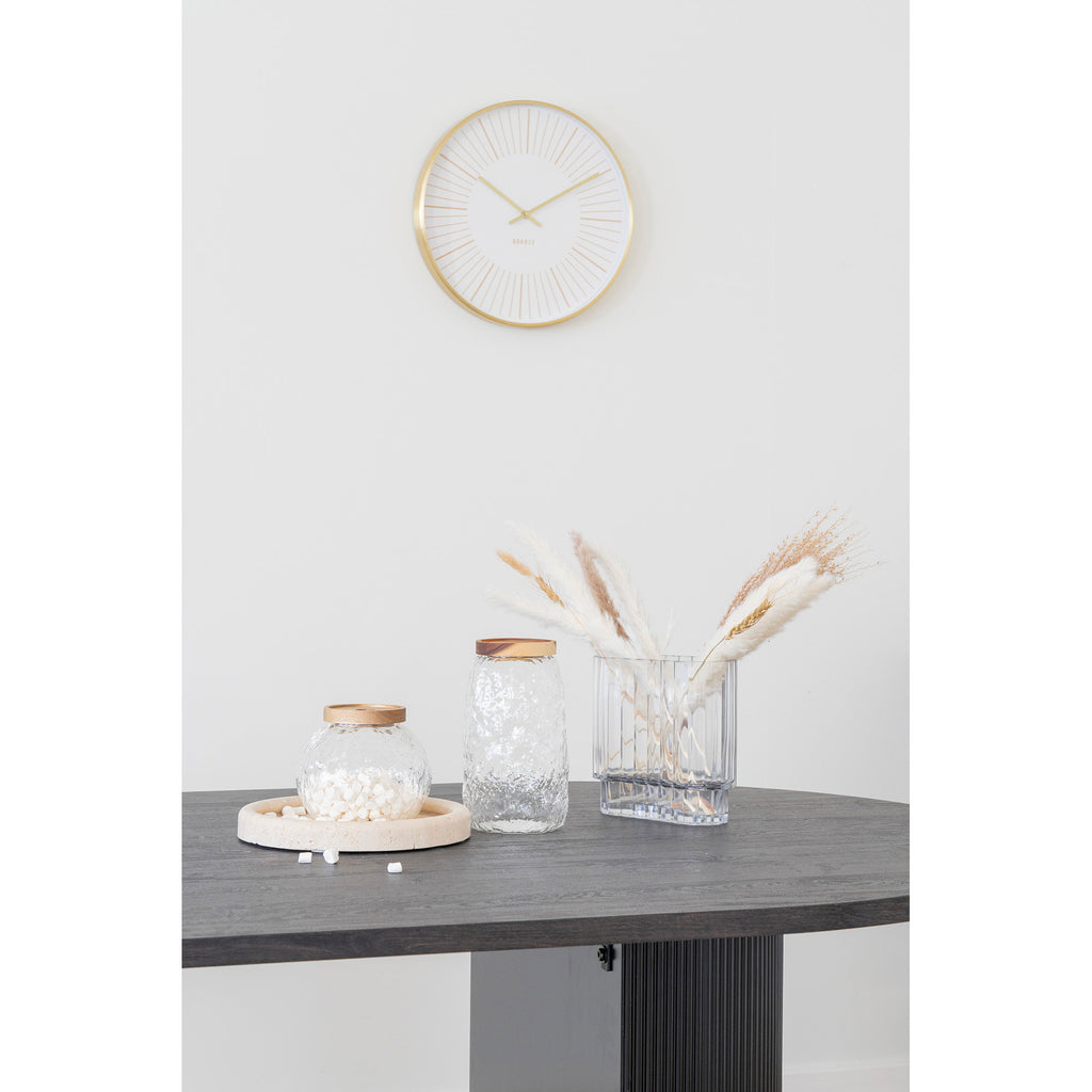 Vase verre transparent strié avec herbes de pampas sur table ronde bois foncé