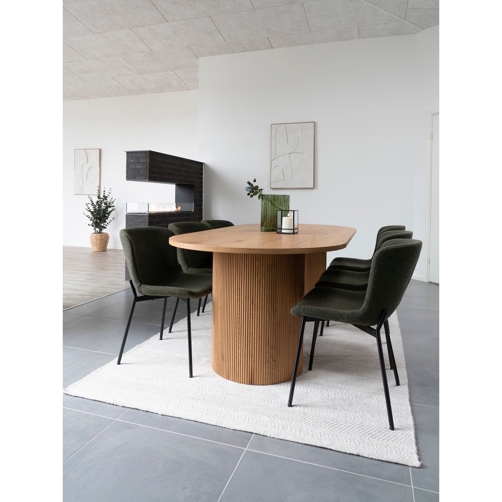 Vase verre vert fumé strié centre de table salle à manger avec cheminée bois
